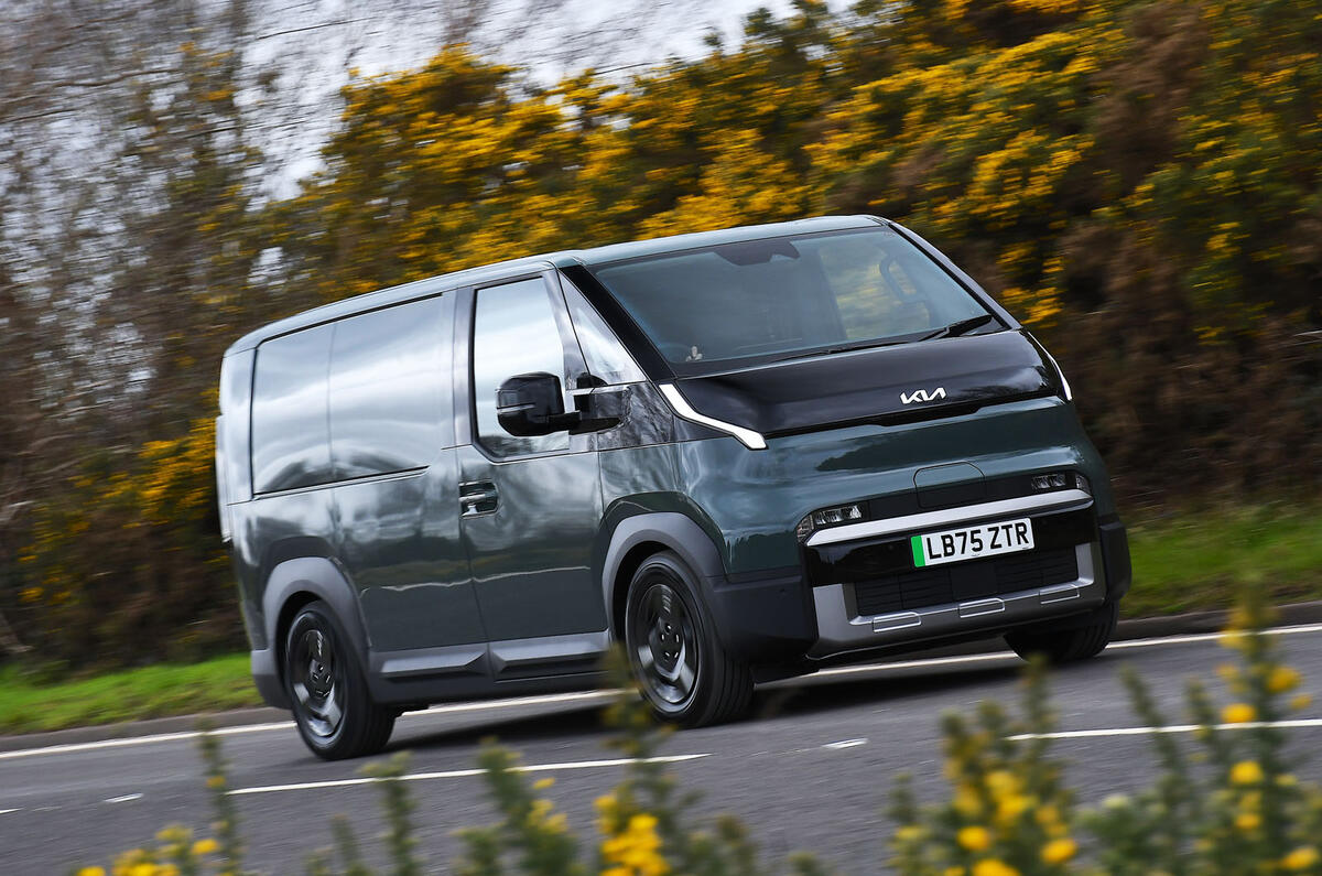 Kia PV5 Cargo 2026 azul em movimento