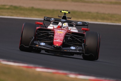 Lewis Hamilton no cockpit de um carro da Ferrari, em imagem ilustrativa