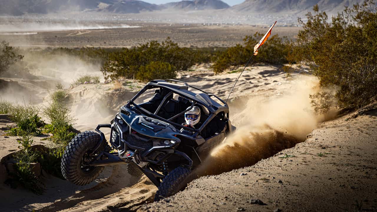 Can-Am Maverick modificado para King of the Hammers em trilha rochosa