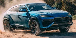 Lamborghini Urus SE PHEV 2025 azul, vista lateral em movimento