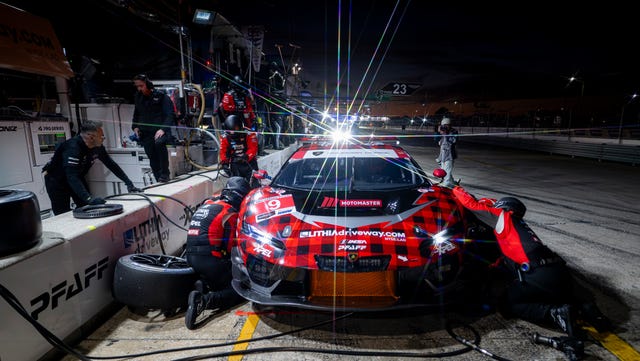 Lamborghini Temerario GT3 em ação na pista de Sebring com nuvens no céu