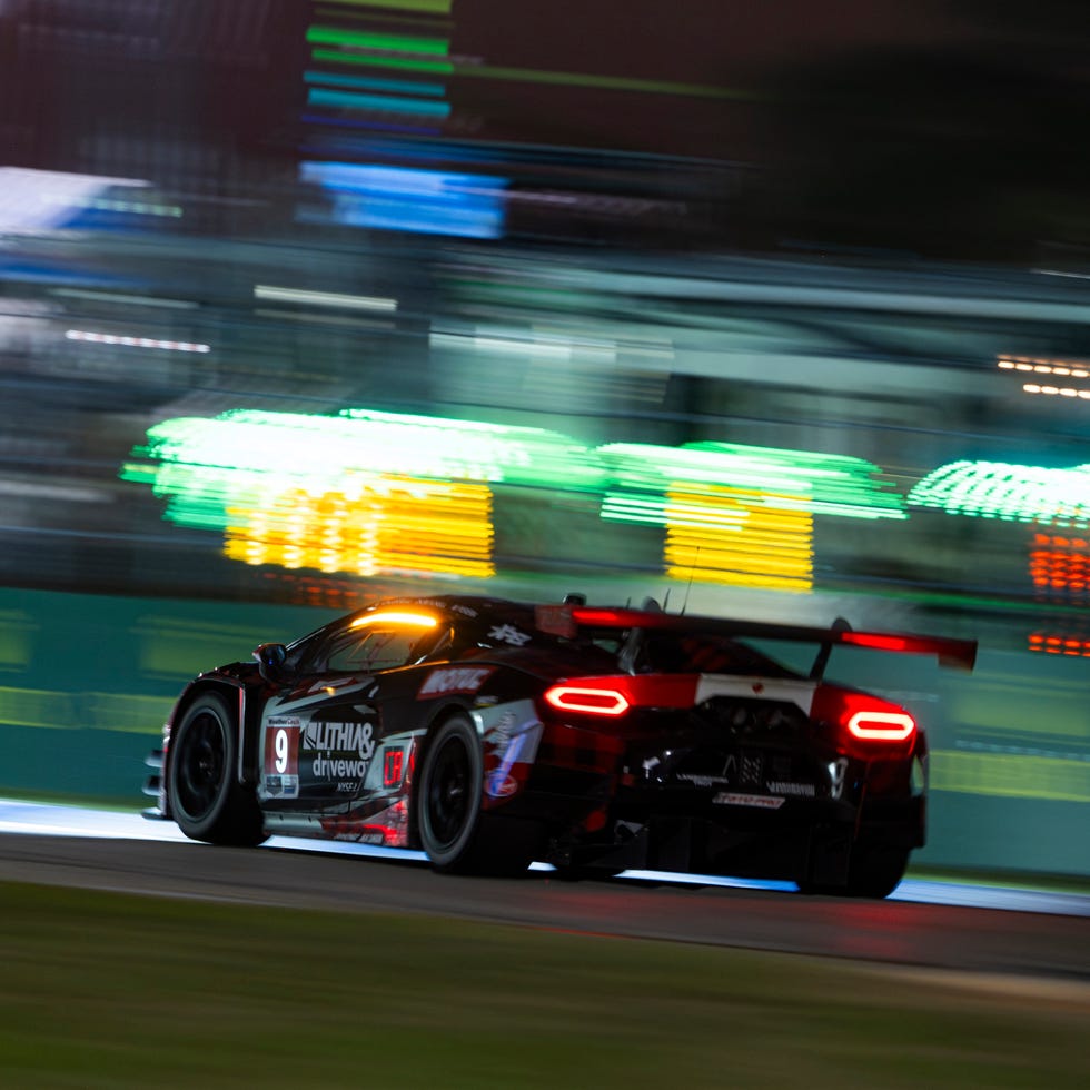 Equipe Pfaff Motorsports e o Lamborghini Temerario GT3 no pit lane