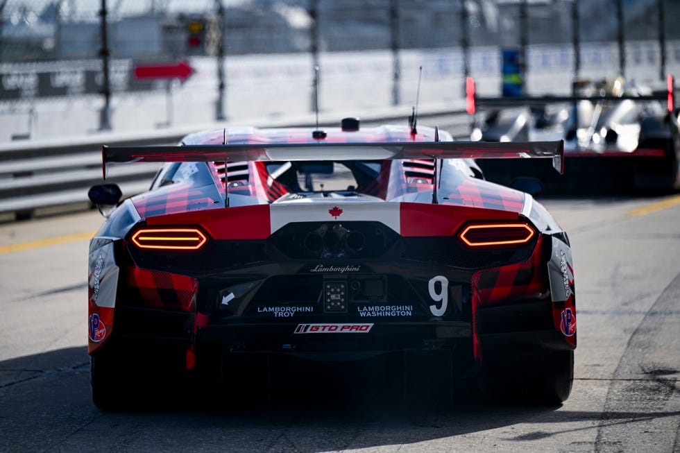 Lamborghini Temerario GT3 em alta velocidade na pista de Sebring com sol
