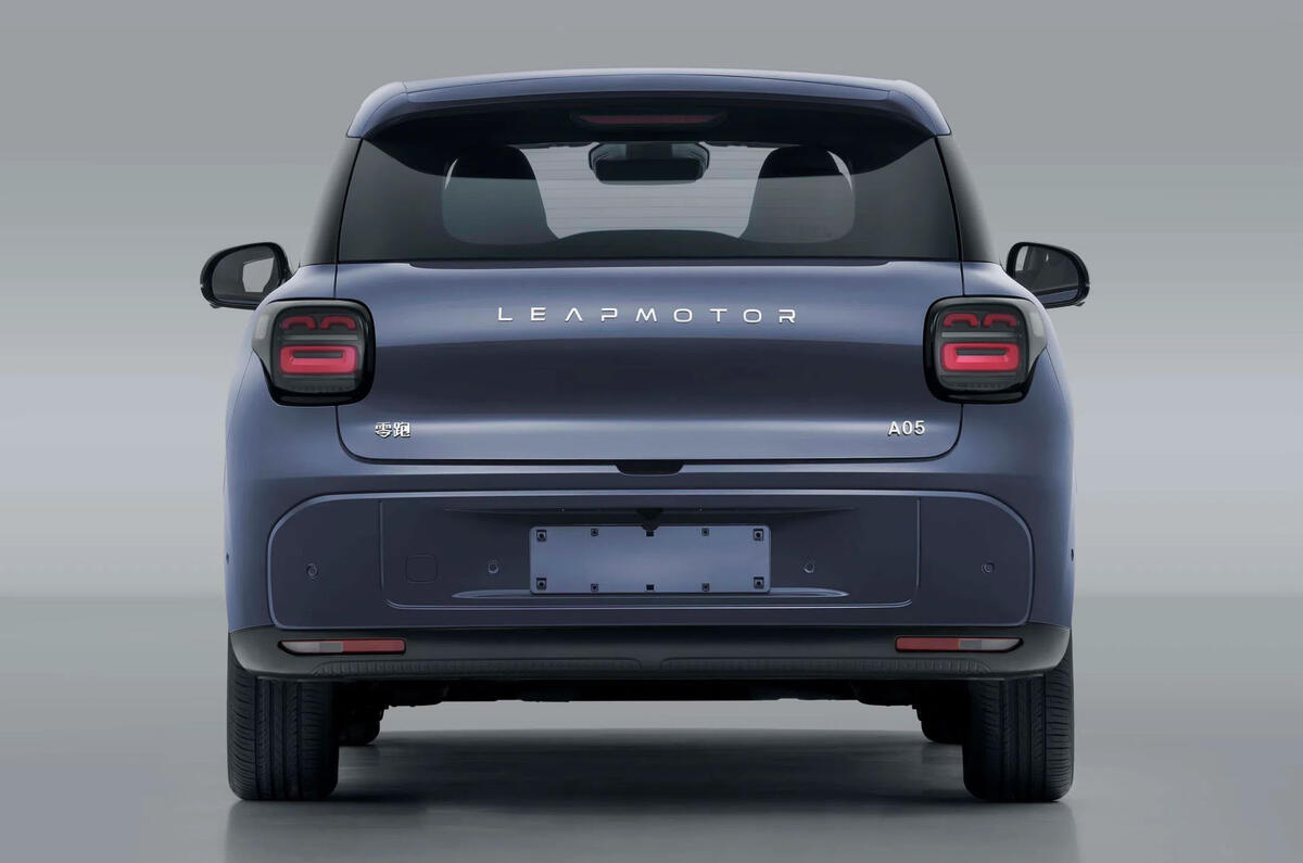 Leapmotor A05 visto de lado, destacando o perfil de hatchback elétrico