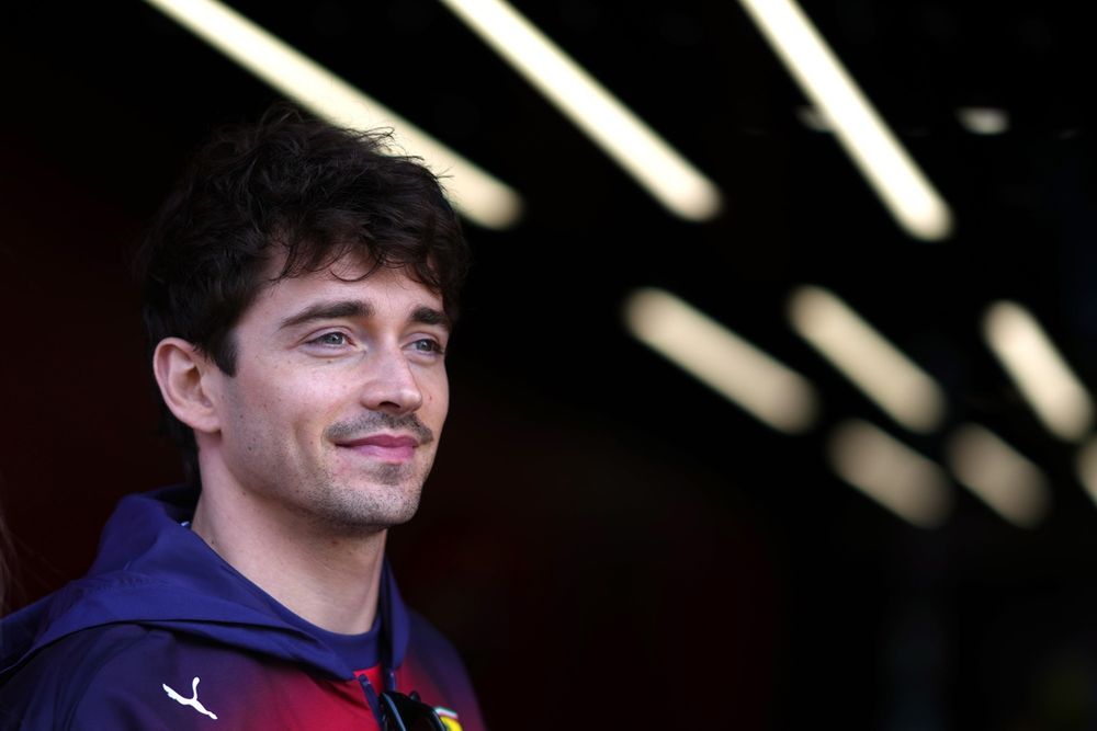 Charles Leclerc no cockpit de sua Ferrari na temporada de Fórmula 1