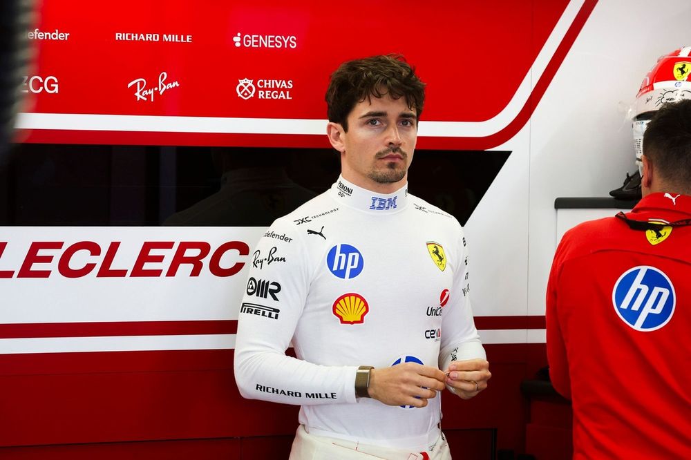 Charles Leclerc pilotando um carro da Ferrari em alta velocidade na Fórmula 1