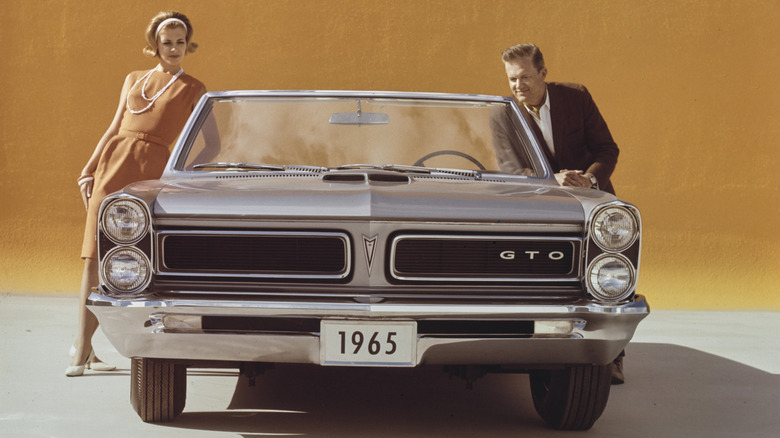 Painel de um Pontiac GTO clássico com detalhes em madeira e instrumentação