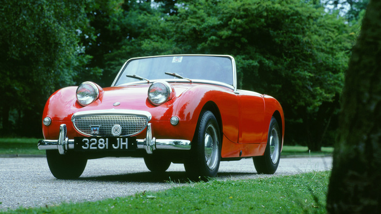 Dois roadsters, um Saturn Sky vermelho e um Pontiac Solstice prateado, lado a lado