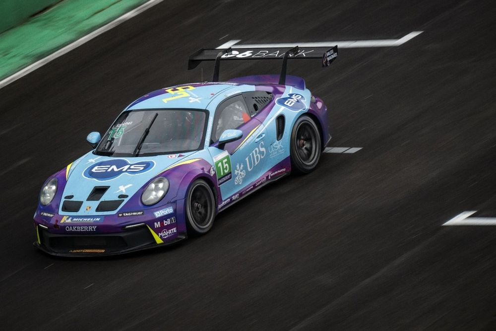 Leonardo Sanchez no cockpit do Porsche #15 da EMS Racing