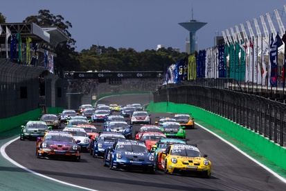 Grid de largada da Porsche Cup com vários carros