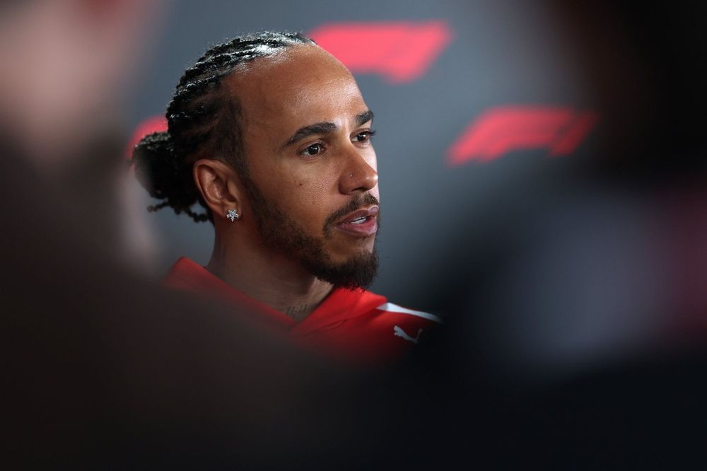 Lewis Hamilton no cockpit da Ferrari em um dia de treino