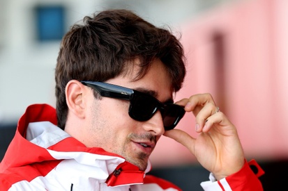 Charles Leclerc no cockpit da Ferrari em alta velocidade na pista