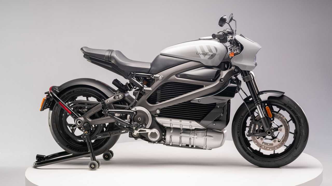 LiveWire One 2023 em estúdio, cor Nimbus Gray, vista lateral direita