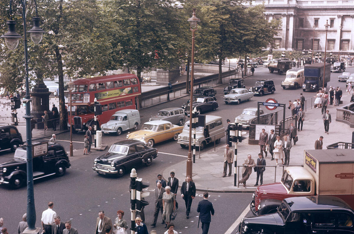 Trânsito caótico de Londres nos anos 1950 com ônibus e carros