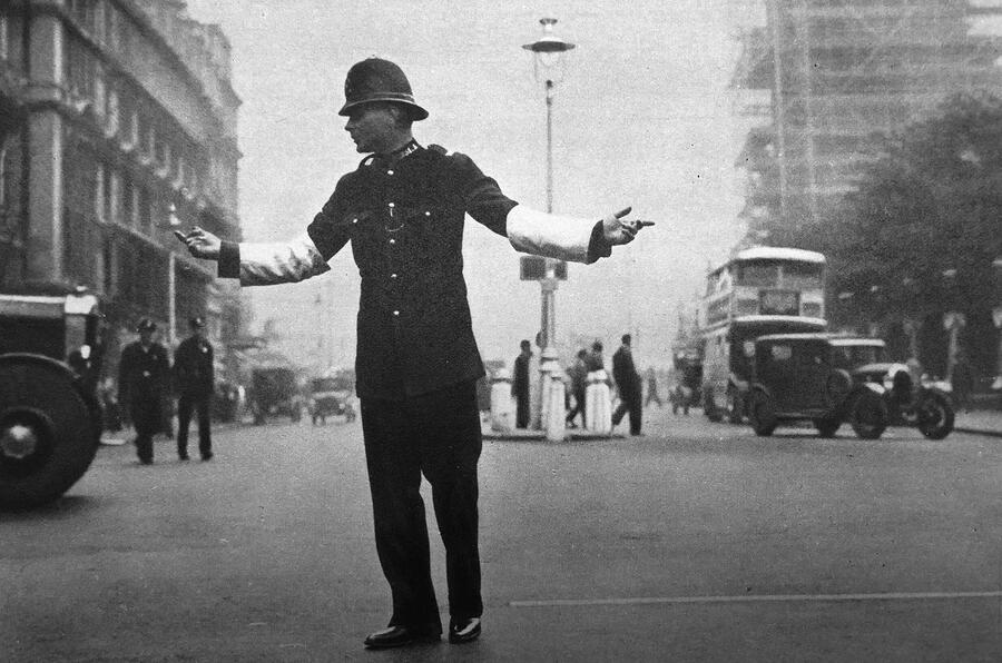 Carro vintage em rua movimentada de Londres nos anos 50