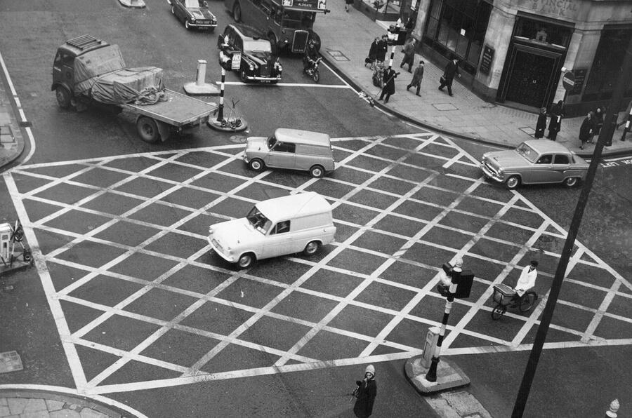 Homem acenando para motorista em Londres nos anos 50