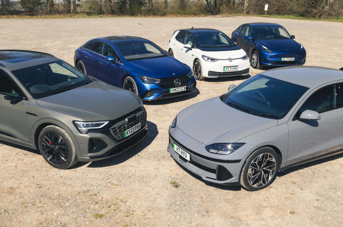 Vários carros elétricos estacionados em uma rua, incluindo modelos compactos e SUVs