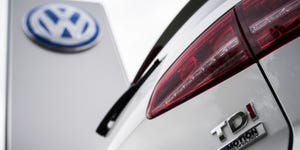 Carro abastecendo em posto de gasolina
