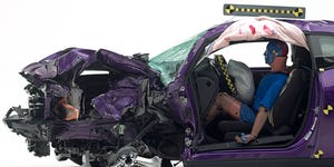 Motor de carro com componentes expostos