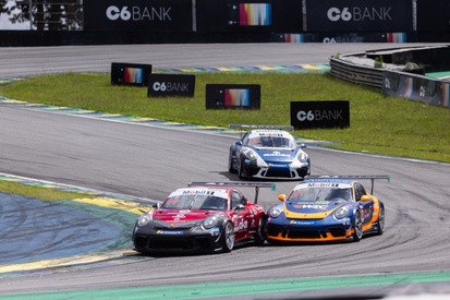 Carro da Porsche Cup acelerando em Interlagos