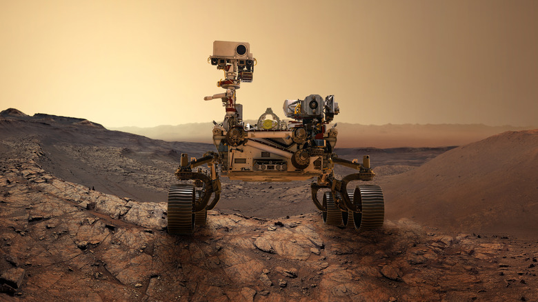 Rover Perseverance em Marte, com destaque para seus instrumentos