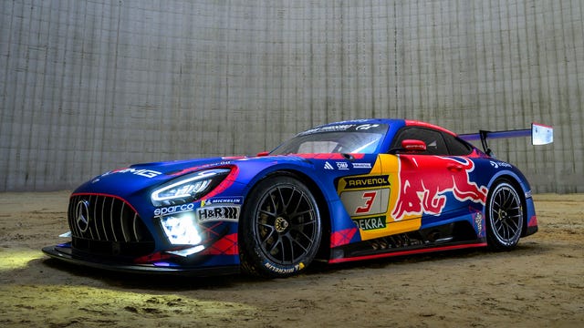Max Verstappen em uniforme de corrida, posando ao lado de um carro de corrida Mercedes-AMG GT3 branco com detalhes em vermelho e azul