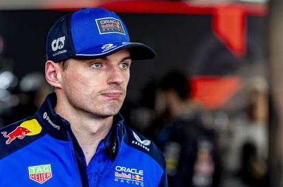 Max Verstappen com expressão pensativa em evento de corrida