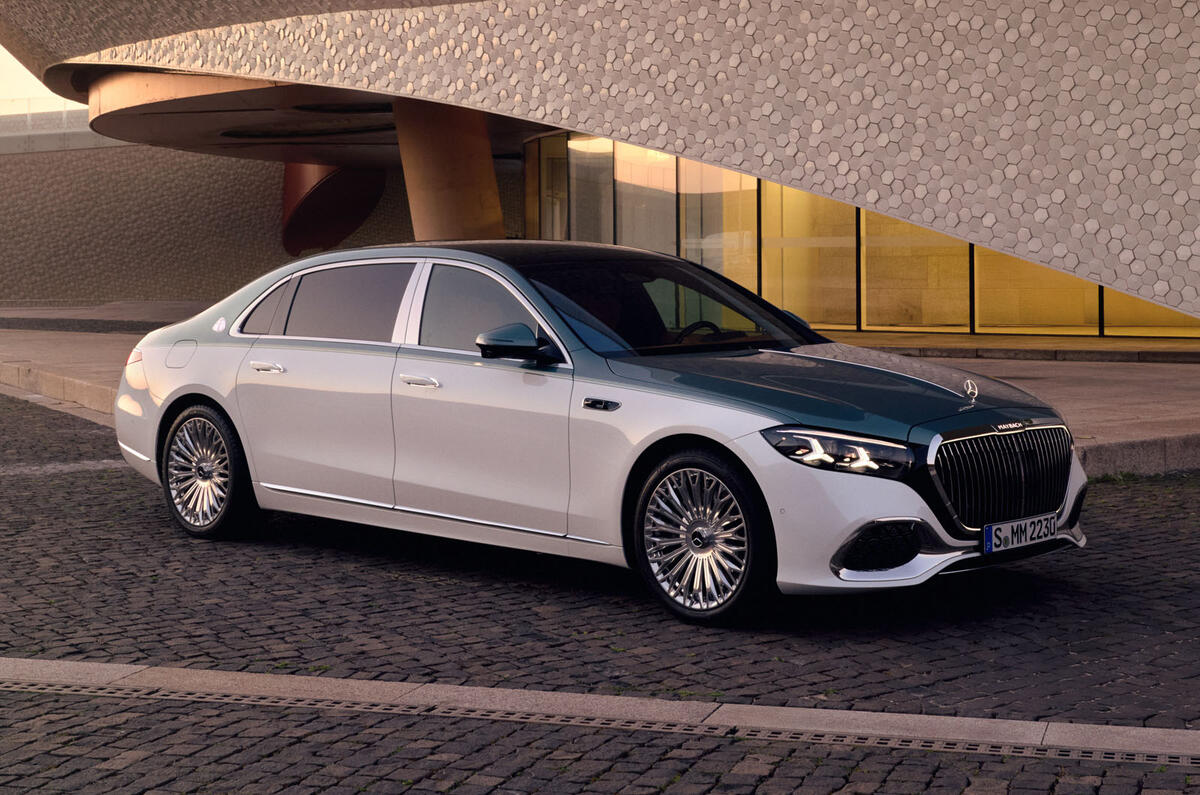 Mercedes-Maybach Classe S 2026 branco com pintura em dois tons de prata visto de frente em um estúdio