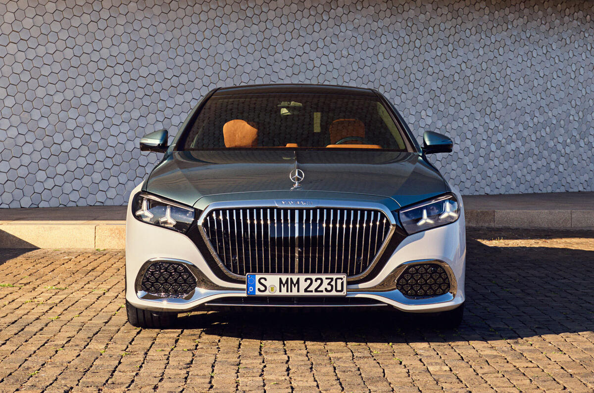 Detalhe da grade frontal iluminada e do farol com acabamento em ouro rosa do novo Mercedes-Maybach Classe S 2026