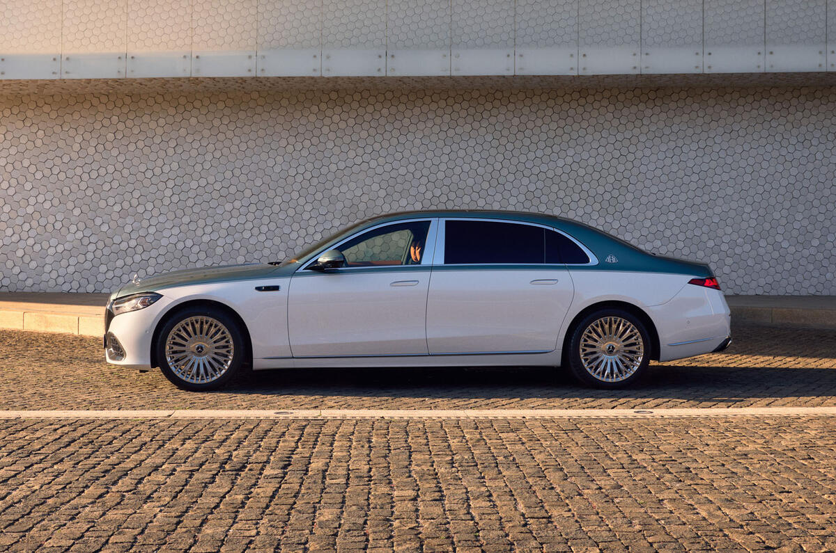 Roda estilo aerodisc do Mercedes-Maybach Classe S 2026 com múltiplos logotipos Maybach e calota central auto-regenerativa