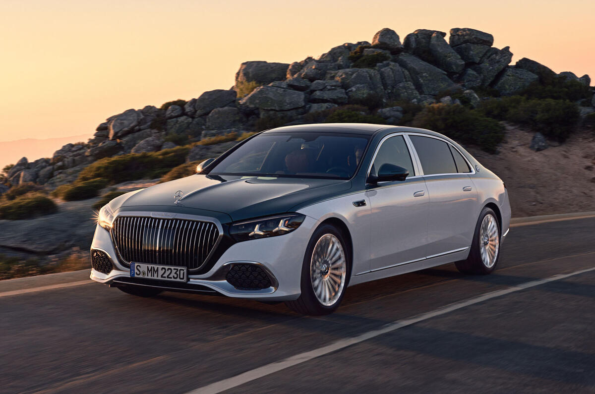 Interior do Mercedes-Maybach Classe S 2026 com superscreen no painel e acabamento em madeira e couro branco