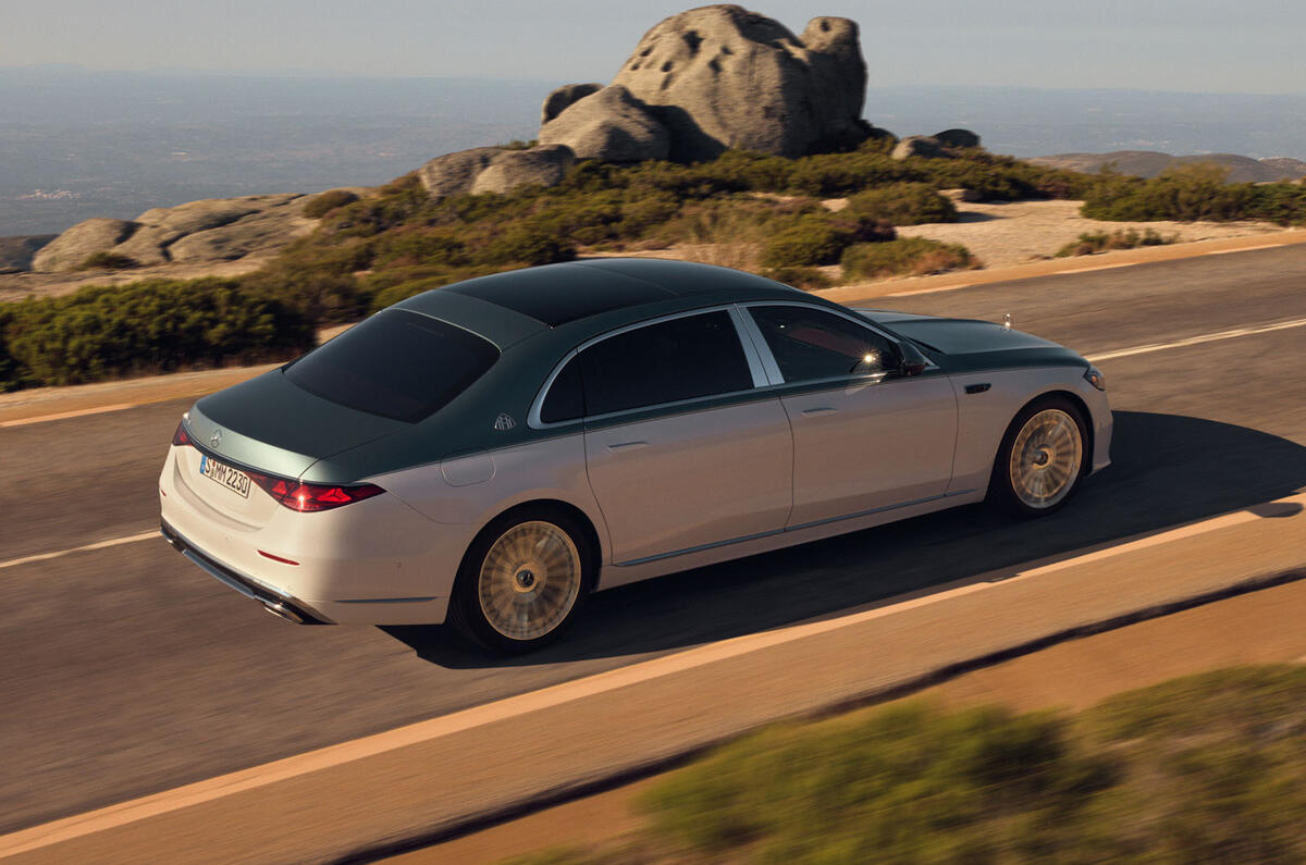 Bancos traseiros individuais do Mercedes-Maybach Classe S 2026 com console central fixo, almofadas e telas de entretenimento