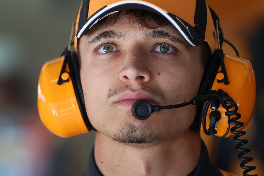 Lando Norris em close-up, usando capacete