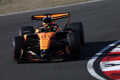 Carro da McLaren no pit stop com mecânicos