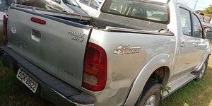 Modelos de carros chineses aguardando embarque em porto para exportação