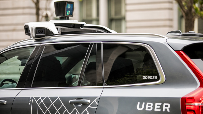 Carro autônomo da Uber com sensores visíveis em ambiente urbano