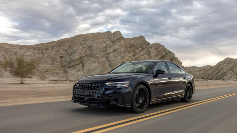 Audi A8 de luxo estacionado em frente a um prédio moderno