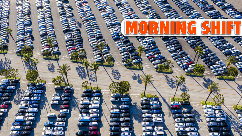 Painel de um carro moderno com tela de infoentretenimento exibindo dados de navegação e desempenho.