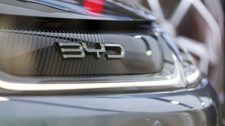 Carros chineses em uma linha de produção ou pátio de fábrica, com o logotipo da marca.