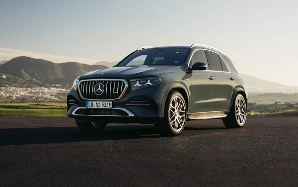 Mercedes-AMG GLE 53 2026 em cor cinza vista de frente e lateral