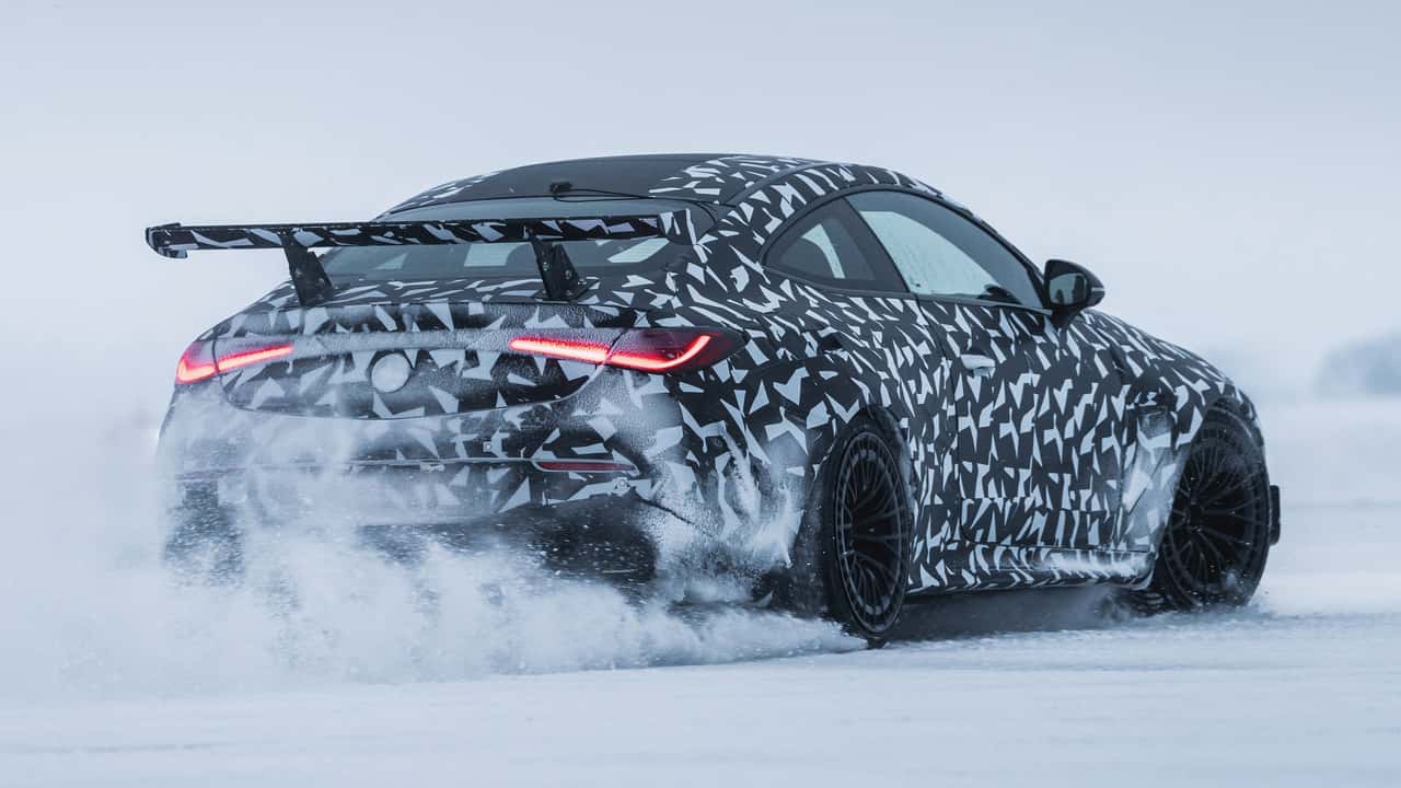 Teaser do Mercedes-Benz CLE Mythos, mostrando detalhes da carroceria e lanterna traseira
