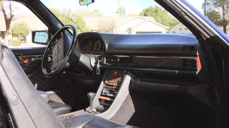 Mercedes-Benz 560 SEC 1990 com vidros abertos