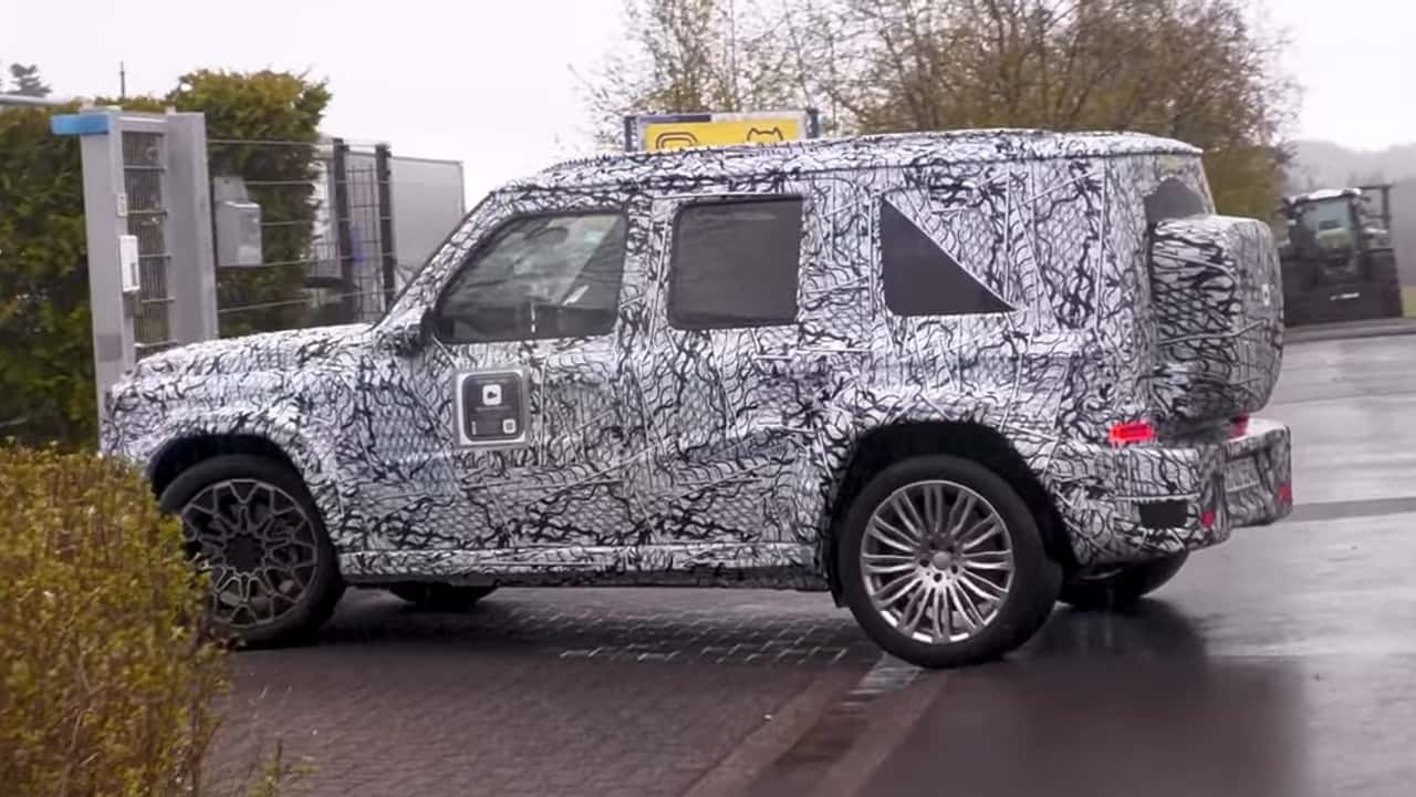 Protótipo do Mercedes 'Little G' em testes, mostrando seu design quadrado e dimensões compactas