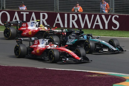 Carro da Ferrari em ação na pista