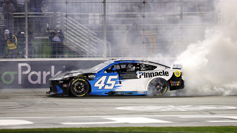 Michael Jordan celebrando com Tyler Reddick e a equipe 23XI Racing