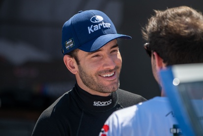 Vitor Genz em seu carro de corrida da NASCAR Brasil