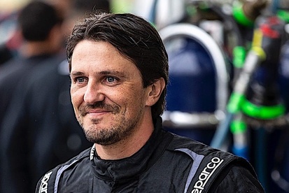 Denis Navarro em seu carro de corrida da NASCAR Brasil