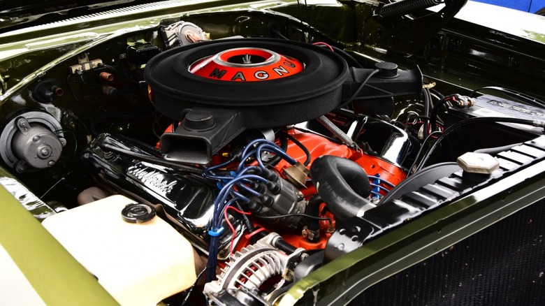 Motor Mopar 440 com destaque para o carburador e filtro de ar