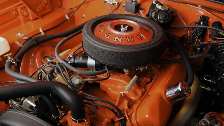 Visão lateral de um motor big-block Mopar 440