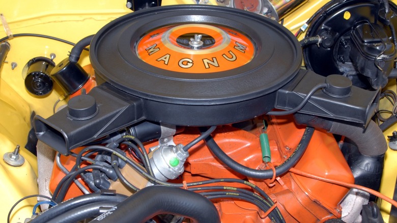 Componentes internos de um motor Mopar 440, incluindo comando de válvulas e pistões